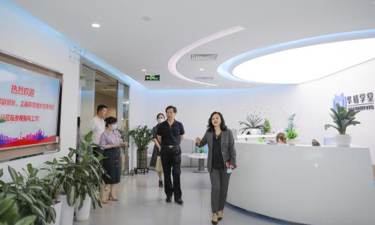 罗湖区委统战部副部长、工商联党组书记叶志伟一行到天辰娱乐调研